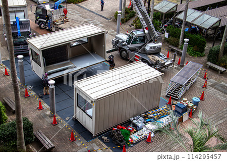 マンション大規模修繕工事のため建設現場仮設事務所・詰所・宿舎のユニットハウスを組立てる工事現場 114295457