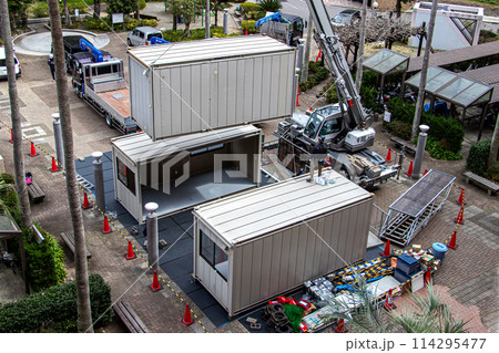 マンション大規模修繕工事のため建設現場仮設事務所・詰所・宿舎のユニットハウスを組立てる工事現場 114295477