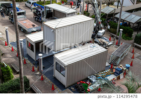 マンション大規模修繕工事のため建設現場仮設事務所・詰所・宿舎のユニットハウスを組立てる工事現場 114295478