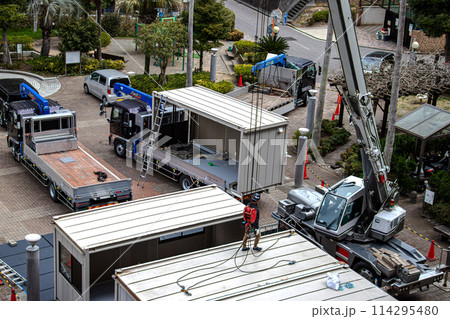 マンション大規模修繕工事のため建設現場仮設事務所・詰所・宿舎のユニットハウスを組立てる工事現場 114295480