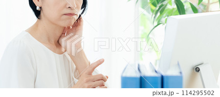 オフィスで悩むビジネスウーマン オフィスで悩むビジネスウーマン 114295502