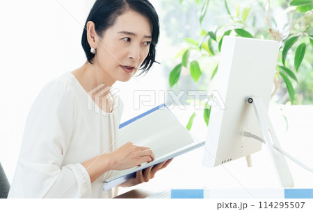 オフィスで悩むビジネスウーマン オフィスで悩むビジネスウーマン 114295507