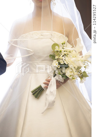 結婚式場バージンロードで入場する新婦のイメージ素材 結婚式場バージンロードで入場する新婦のイメージ素材 114295527