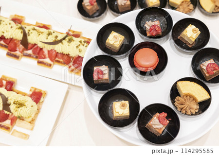 カラフルなケーキ　スイーツビッフェの画像 114295585