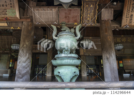 長谷寺 礼堂にある邪鬼が支える大香炉 長谷寺 礼堂にある邪鬼が支える大香炉 114296644