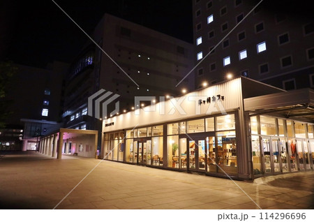 茅ヶ崎カフェとCHIGASAKI FMのナイトシーン 114296696