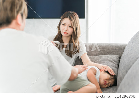 体調不良で苦しむ男の子と体温を測る心配そうな母親 体調不良で苦しむ男の子と体温を測る心配そうな母親 114296879