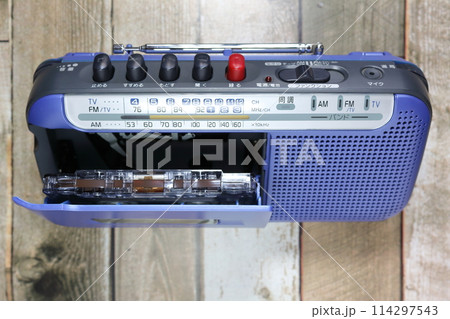 ラジカセとカセットテープ 114297543