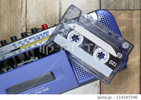 ラジカセとカセットテープ 114297546