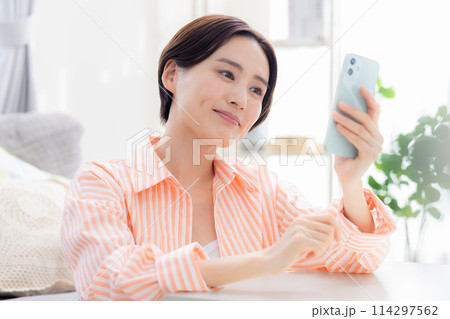 スマホを見ている女性 スマホを見ている女性 114297562