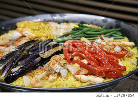 豪華なパーティー料理の画像　パエリア 114297854