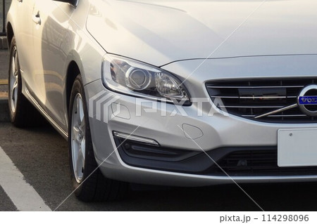 輸入車イメージ　ボルボV60のフロントマスク 114298096