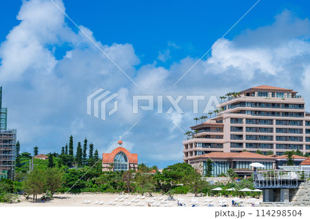 沖縄県　宮古島市　島　天国　夏休み　飛行機　午前　雲　シギラリゾート　ホテル　上野新里　ビーチ　水着 114298504