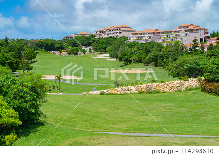 沖縄県　宮古島市　島　天国　夏休み　飛行機　午前　雲　シギラリゾート　ホテル　上野新里　ゴルフ 114298610