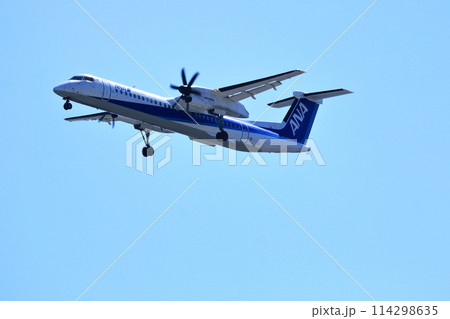 大阪国際空港 ANA ボンバルディア DHC8-Q400 プロペラ機 着陸態勢 千里川尻 大阪国際空港 ANA ボンバルディア DHC8-Q400 プロペラ機 着陸態勢 千里川尻 114298635