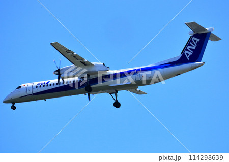 大阪国際空港　ANA　ボンバルディア　DHC8-Q400 プロペラ機　着陸態勢　千里川尻 114298639