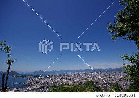 広島　黄金山より元宇品と宮島を望む 114299631