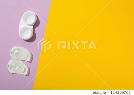 Contact lenses for eyes with a container for their storage 114299705