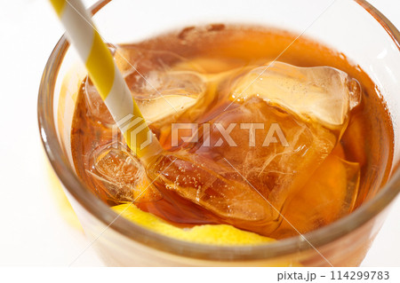 Glass of iced tea with orange slices close-up Glass of iced tea with orange slices close-up 114299783