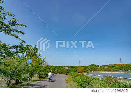 三重県四日市市　初夏の伊坂ダムサイクルパークで二人乗り自転車に乗って楽しむ人 114299805