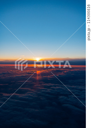 機内　リゾート　エンジン　観光　旅行　飛行機　海　ウィング　座席　インバウンド　窓際　朝日　夕日 114300816