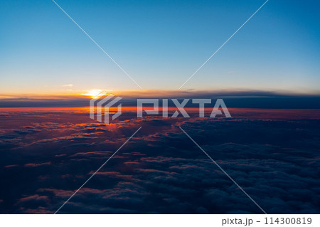 機内　リゾート　エンジン　観光　旅行　飛行機　海　ウィング　座席　インバウンド　窓際　朝日　夕日 114300819