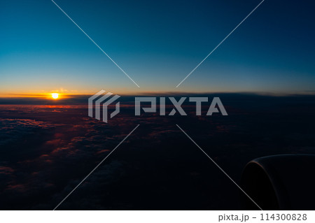 機内　リゾート　エンジン　観光　旅行　飛行機　海　ウィング　座席　インバウンド　窓際　朝日　夕日 114300828