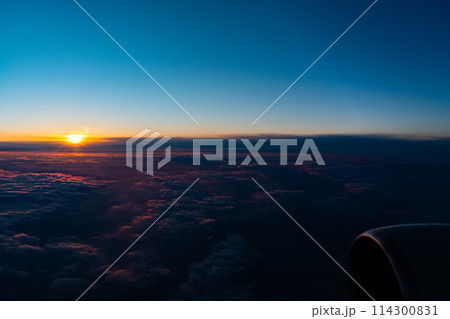 機内　リゾート　エンジン　観光　旅行　飛行機　海　ウィング　座席　インバウンド　窓際　朝日　夕日 114300831