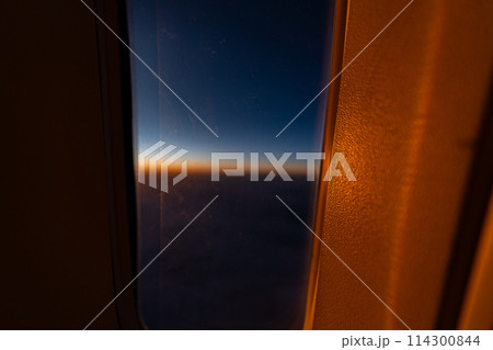 機内　リゾート　エンジン　観光　旅行　飛行機　海　ウィング　座席　インバウンド　窓際　朝日　夕日 114300844