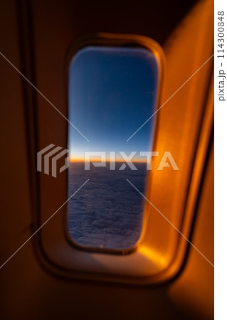 機内　リゾート　エンジン　観光　旅行　飛行機　海　ウィング　座席　インバウンド　窓際　朝日　夕日 114300848