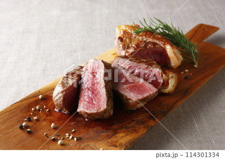 ニュージーランド産グラスフェッドビーフのサーロインステーキ 114301334