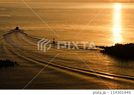 夕陽に輝く航跡 夕陽に輝く航跡 114301449