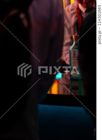 バーテンダー　バー　シェイカー　アルコール　ウィスキー　ジン　グラス　バーカウンター 114301665