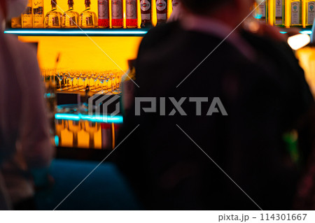 バーテンダー　バー　シェイカー　アルコール　ウィスキー　ジン　グラス　バーカウンター 114301667