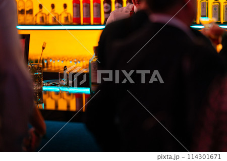 バーテンダー　バー　シェイカー　アルコール　ウィスキー　ジン　グラス　バーカウンター 114301671