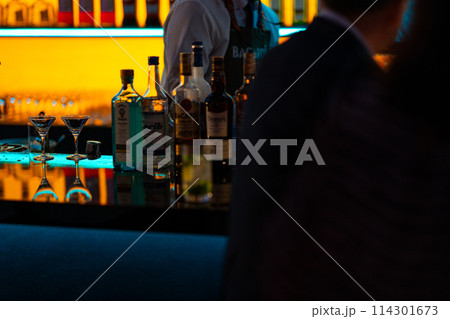 バーテンダー バー シェイカー アルコール ウィスキー ジン グラス バーカウンター バーテンダー バー シェイカー アルコール ウィスキー ジン グラス バーカウンター 114301673