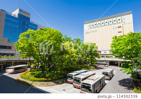 川崎市　休日の新百合ヶ丘駅南口 114302339