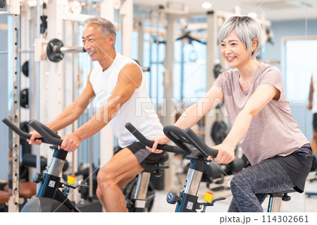 フィットネスジムで運動するシニア夫婦 114302661