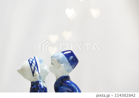 キスをするカップルの人形 114302842