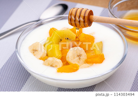 フルーツヨーグルトに蜂蜜をかける フルーツヨーグルトに蜂蜜をかける 114303494