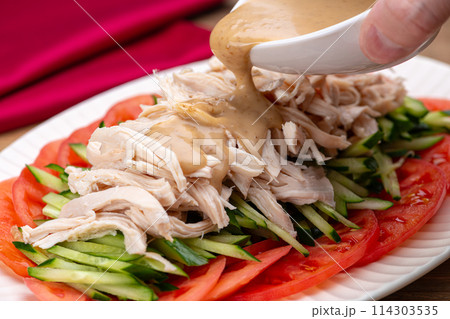 棒棒鶏（バンバンジー）にタレをかける 114303535