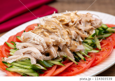 大皿に盛り付けた棒棒鶏（バンバンジー） 114303539