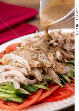 棒棒鶏(バンバンジー)にタレをかける 棒棒鶏(バンバンジー)にタレをかける 114303542