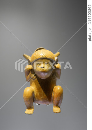 Pre-Columbian gold artifact - statuette in the Museo del Oro - Gold Museum located in Bogota, Colombia. 114303866