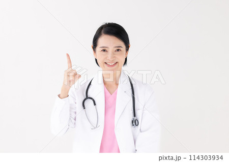 ミドル女性 白衣 指差し ミドル女性 白衣 指差し 114303934