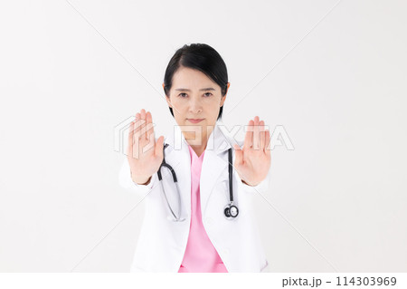 ミドル女性 白衣 バツ ミドル女性 白衣 バツ 114303969