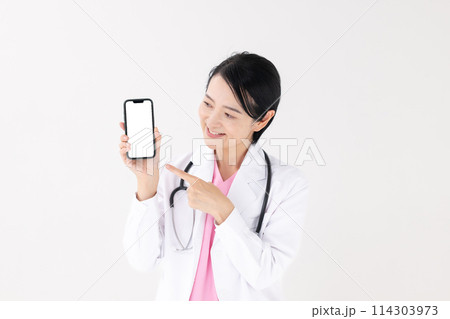 ミドル女性　白衣　スマホ 114303973