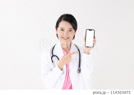ミドル女性 白衣 スマホ ミドル女性 白衣 スマホ 114303975