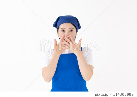 ミドル女性 ユニホーム エプロン 驚く ミドル女性 ユニホーム エプロン 驚く 114303998