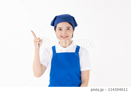 ミドル女性　ユニホーム　エプロン　指差し 114304011